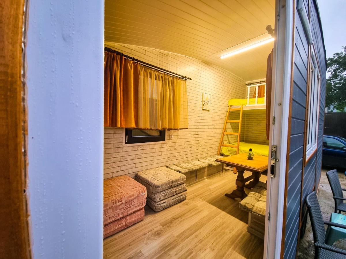 Tiny Houses In The Garden Campulung Moldovenesc Exterior photo