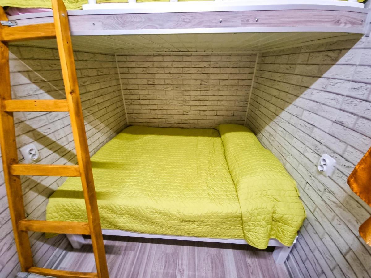 Tiny Houses In The Garden Campulung Moldovenesc Exterior photo